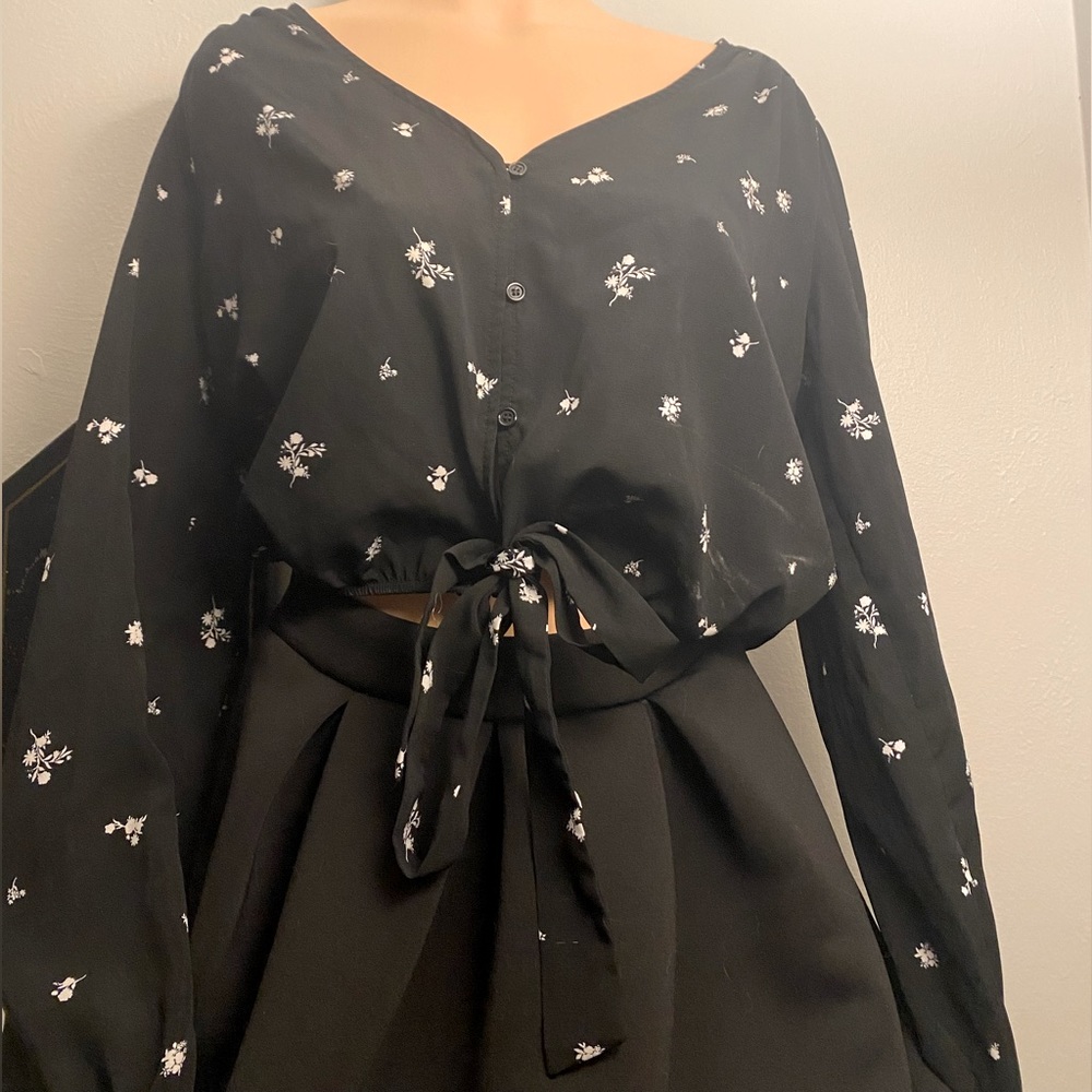 Black long sleeve crop top with floral print by forever 21. Size M